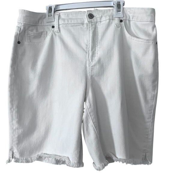 Chicos So Slimming Frayed Shorts in White size 10 - Picture 4 of 14